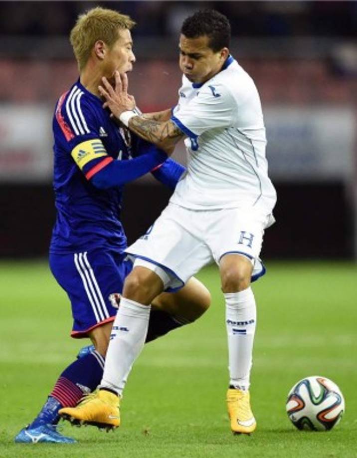 El hondureño Arnold Peralta le comete una falta a Honda, por la que fue amonestado.