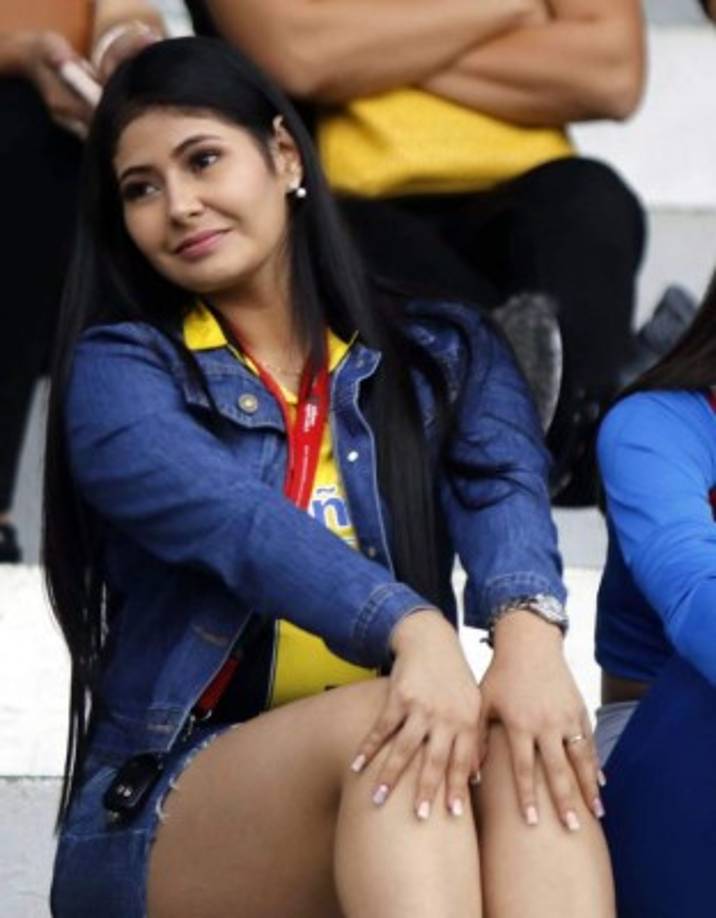 Bella Siloet, la novia de Jhow Benavídez, no faltó en el Morazán para apoyar a su pareja.