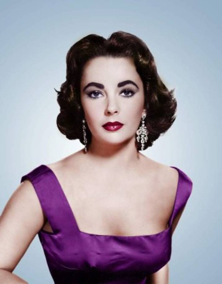 Elizabeth Taylor: La actriz famosa por sus exóticos ojos color violeta y controvertidos matrimonios, tuvo una impresionante carrera actoral que la convirtieron en un ícono de Hollywood. Murió el 23 de marzo de 2011 en un hospital de Los Angeles.