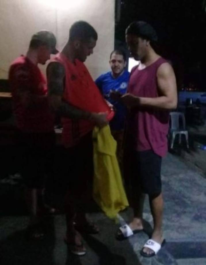 Esta ha sido una de las imágenes que se ha viralizado en las redes sociales en donde se le ve a Ronaldinho compartiendo con algunos de los presos. Los reclusos le piden que le firme camisetas.
