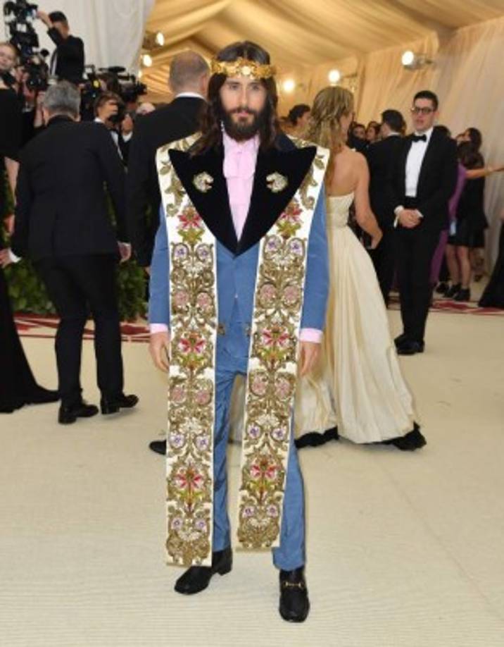 <br/><br/>Jared Leto encontró la inspiración en el mismísimo Jesucristo para vestirse y acudir la pasada madrugada a la Gala Met que se celebraba en Nueva York. El evento benéfico organizado por el Metropolitan Museum y Anna Wintour, directora de Vogue USA, tenía este año como temática la religión, y el actor se lo tomó al pie de la letra.<br/><br/> / AFP PHOTO / ANGELA WEISS