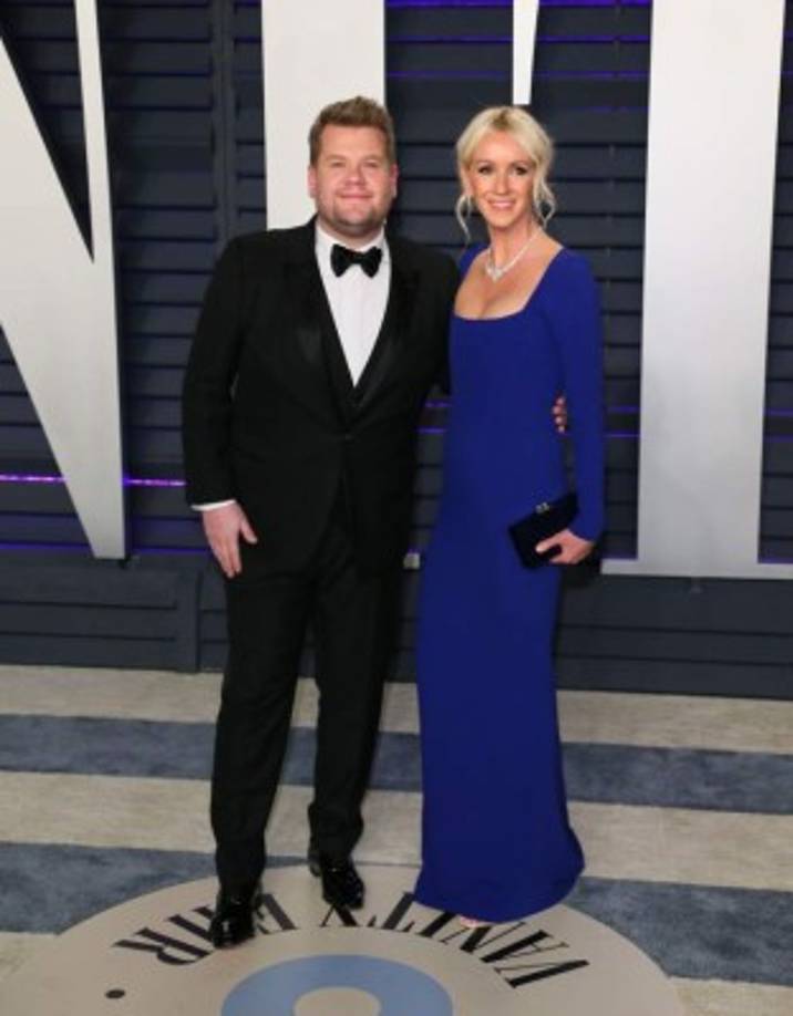 El comediante James Corden y su esposa, Julia Carey.