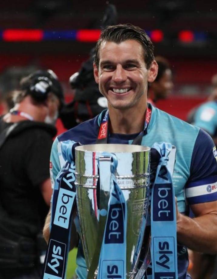 Bloomfield señala que tomarse en serio el tema de las conmociones cerebrales en los futbolistas: “Se tiene que llevar al jugador a un fisioterapeuta o a un médico para ser evaluado adecuadamente en lugar de ser tratado en el mismo terreno de juego”, indicó.