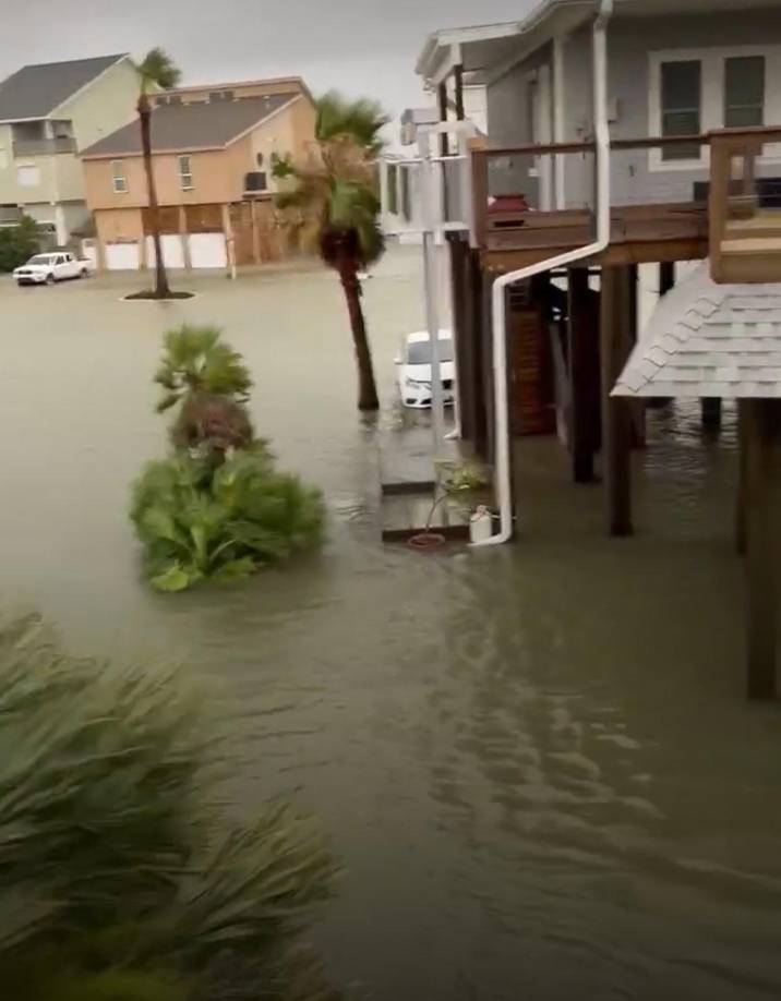 El ojo del ciclón se encuentra a 30 kilómetros (20 millas) al oeste-noroeste de Houston y se espera un debilitamiento constante a medida que el centro se mueva hacia el interior del país, y se rebaje a depresión tropical el martes.