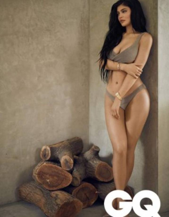 En una pose distraída y pasiva, Kylie es fotografiada y se ve muy guapa.<br/>