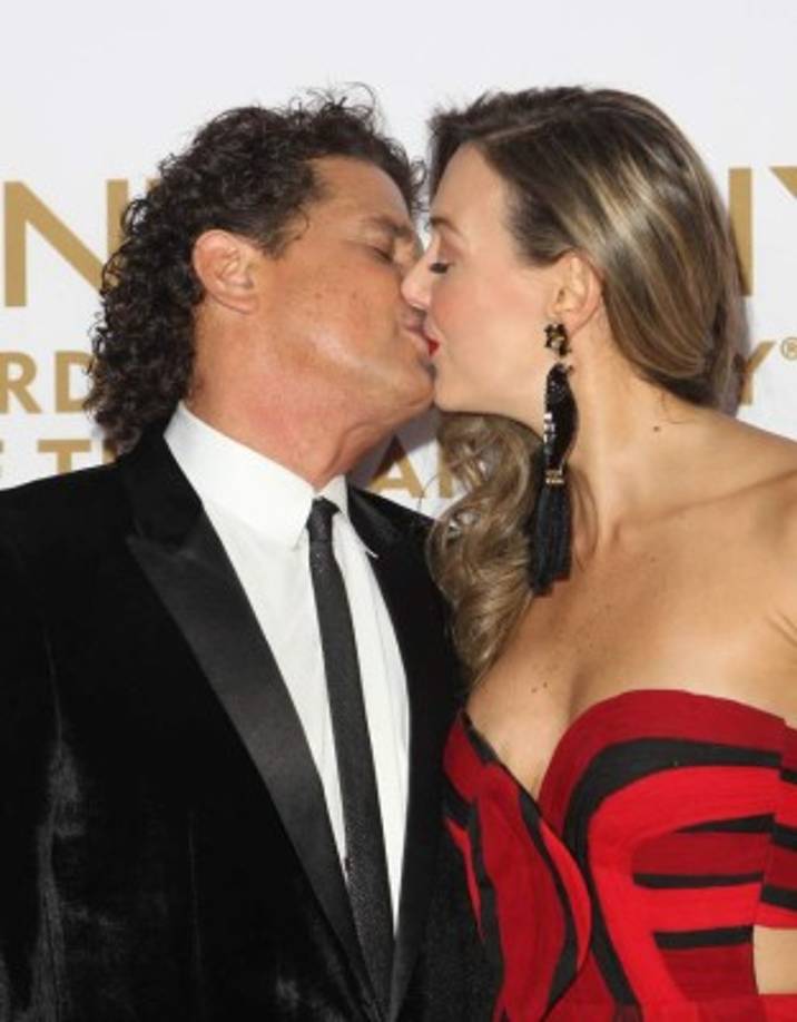 Carlos Vives llegó junto a su esposa Claudia Vásquez y derrocharon amor.