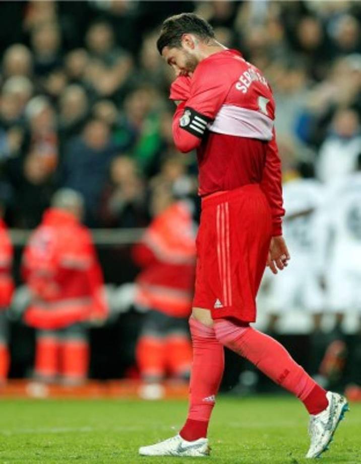 Sergio Ramos, cabizbajo tras el segundo gol del Valencia. Foto EFE