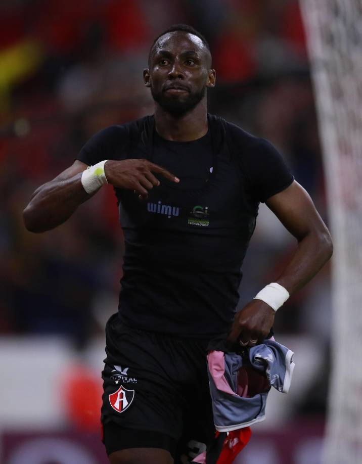 Julián Andrés Quiñones corriendo a celebrar su segundo gol del partido para cerrar la victoria y remontada del Atlas.
