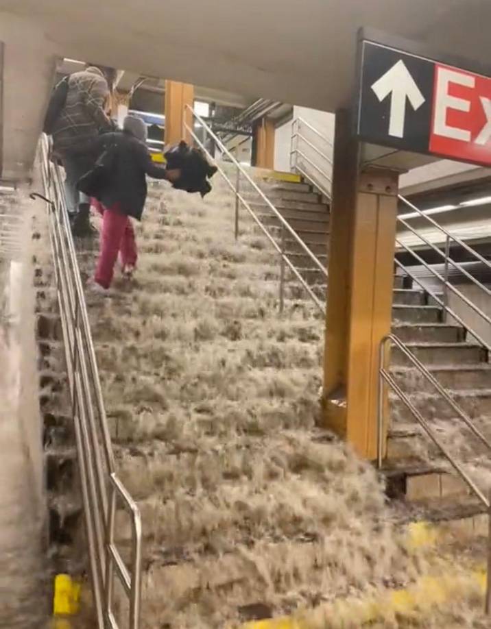 En los videos, también se ve estaciones de metro en las que caen chorros de agua del techo.
