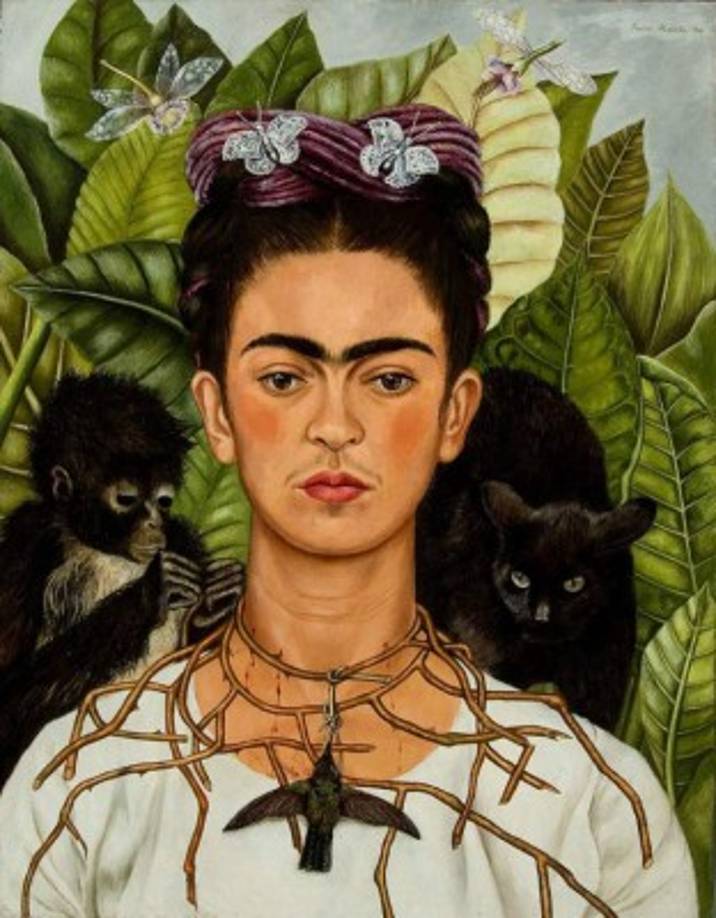 7. En 'Autorretrato con collar de espinas', Frida se pinta a si misma de frente para realzar su presencia. Ha estirado la corona de espinas de Cristo y la lleva como un collar, presentándose como una mártir cristiana. Las espinas que se hunden en su cuello son símbolos del dolor que todavía siente debido al divorcio de Diego. Colgando del collar de espinas hay un colibrí muerto, cuyas alas extendidas imitan las cejas de Frida. En la tradición folklórica mexicana, los colibríes muertos eran usados como símbolos de buena suerte en amores. Sobre su hombre izquierdo hay un gato negro, símbolo de mala suerte y muerte; el gato está esperando el saltar sobre el colibrí. Sobre su hombro derecho esta su mono; un símbolo del diablo...y un regalo de Diego. Alrededor de su pelo, las mariposas representan la resurrección. De nuevo, Frida usa un muro de enormes plantas tropicales como fondo.<br/>