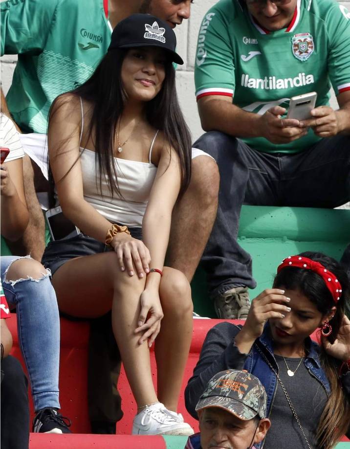 Al Yankel Rosenthal asistieron guapas chicas para el derbi sampedrano Marathón-Real España.