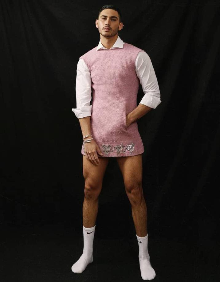 Alejandro Speitzer compartió en sus redes sociales imágenes donde aparecía con un vestido rosa. Dentro de la publicación Speitzer cuestionó acerca de por qué la ropa debería definir una identidad de género.