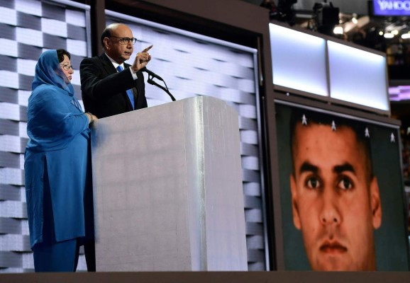 Khizr Khan, whose son Humayun S. M. Khan was one of 14 US Muslims who died serving the United States in the ten years after 9/11 speaks during the final day of the 2016 Democratic National Convention on July 28, 2016, at the Wells Fargo Center in Philadelphia, Pennsylvania. / AFP PHOTO / Robyn BECK