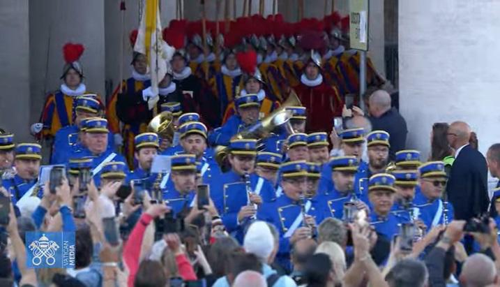 Alegría en la plaza de San Pedro: miles celebran que hay nuevo papa