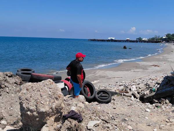 De la erosión a la esperanza. Espigones construidos por vecinos del barrio Inglés, con apoyo de empresarios locales y alcaldía ceibeña, detienen marejadas y devuelven la playa a La Ceiba.