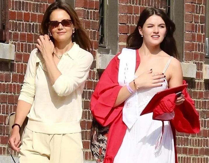 Suri, la hija de Tom Cruise, prescinde de su apellido paterno en su graduación