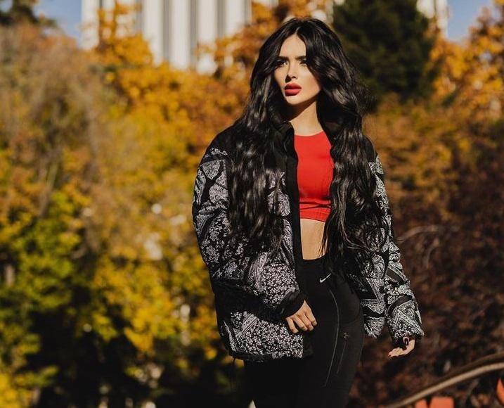 Fue en el 2017 cuando Serrath hizo su primera aparición en televisión y fue en el programa “Enamorándonos” donde empezó a demostrar su gran talento y ganarse el aplauso del público. Desde entonces ha participado en programas como “Venga la alegría”, “Survivor”, “Me das ansias de a+” y “Top Chep VIP”. 