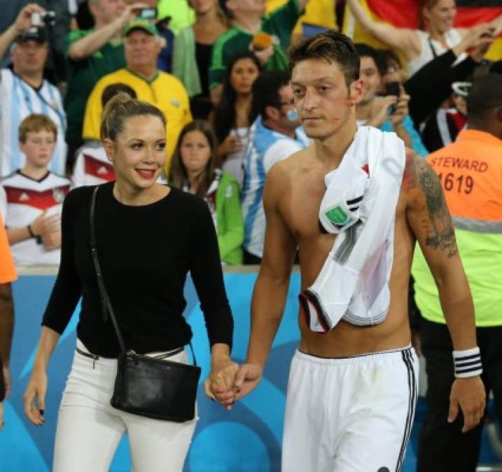 Mesut Özil y su bella novia Mandy Capristo.
