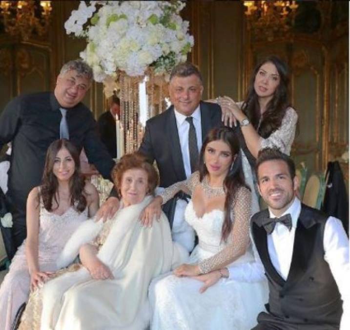 Cesc Fábregas y Daniella Semaan han compartido fotos de su boda en la que estuvieron rodeados de sus familias más cercanas.