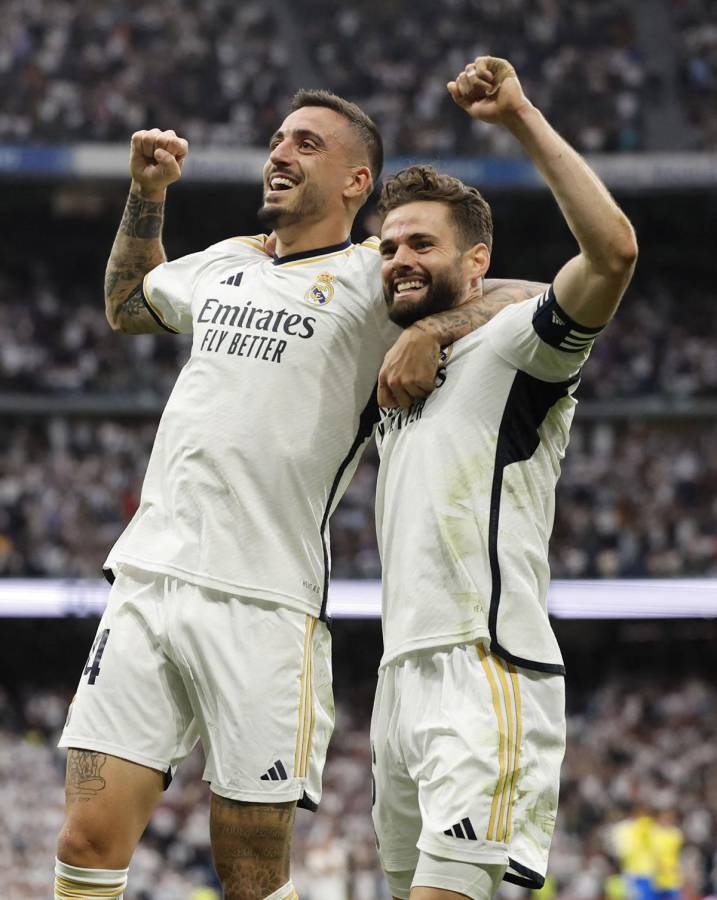 Joselu y Nacho celebrando el tercer gol del Real Madrid contra el Cádiz.