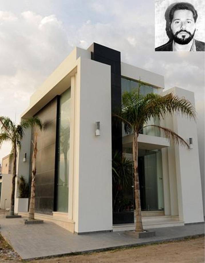 Ignacio Coronel Villareal, conocido también como “Nacho Coronel”, descansa en este lugar. Su tumba está estimada en 450 mil dólares. Cuenta con música, una alarma de seguridad a control remoto y conexión de internet wifi.