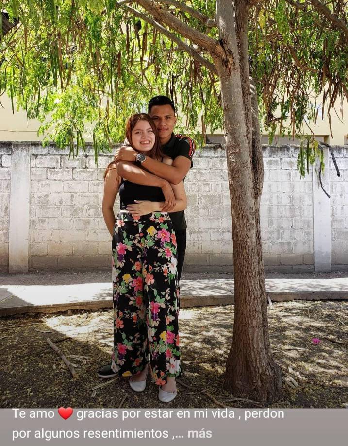 Mediante sus redes sociales ambos presumen mensajes románticos. Lucen completamente enamorados.