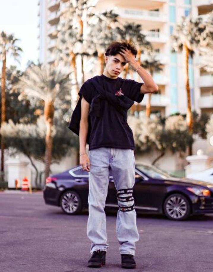 El tiktoker hizo caso omiso a las indicaciones del patrullero por lo que se inició una persecución policial. Otra patrulla intentó detener el auto desplegando una cadena de púas en la carretera.