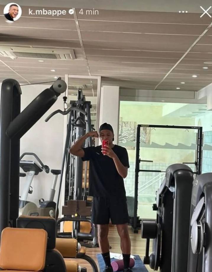 Lo que sí publicó Mbappé en sus redes sociales el sábado fue una imagen en el gimnasio. El jugador está siguiendo un plan de trabajo para volver totalmente recuperado tras este parón por los encuentros de las selecciones.