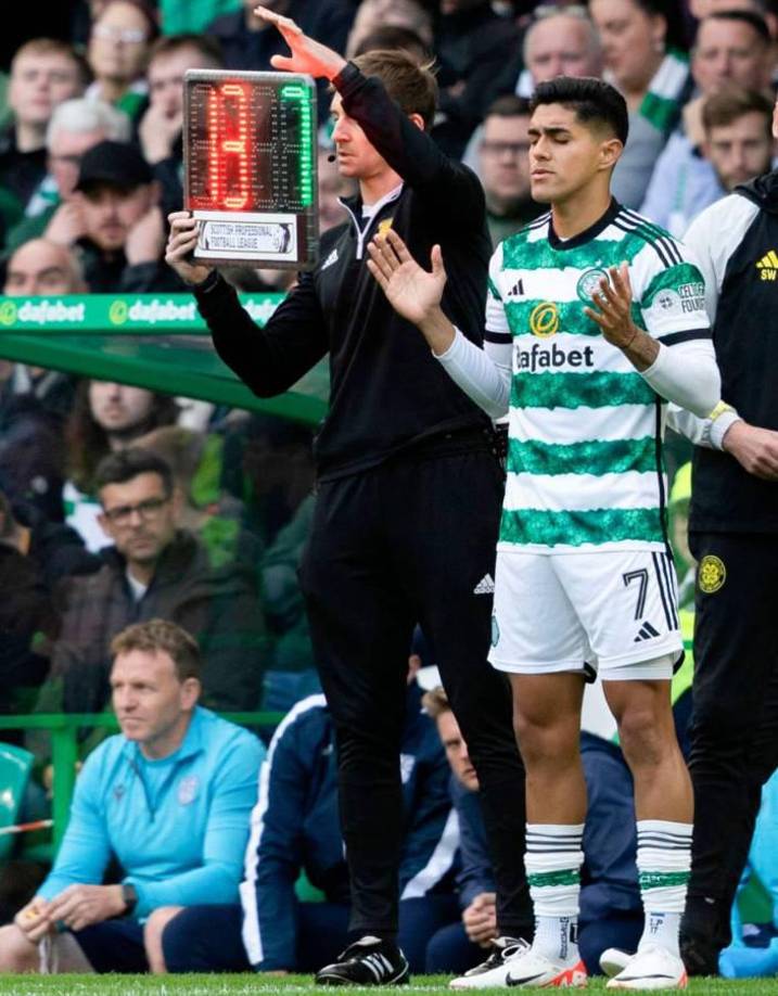 Luis Palma dando las gracias a Dios antes de ingresar al juego entre Celtic y Dundee en Glasgow. 