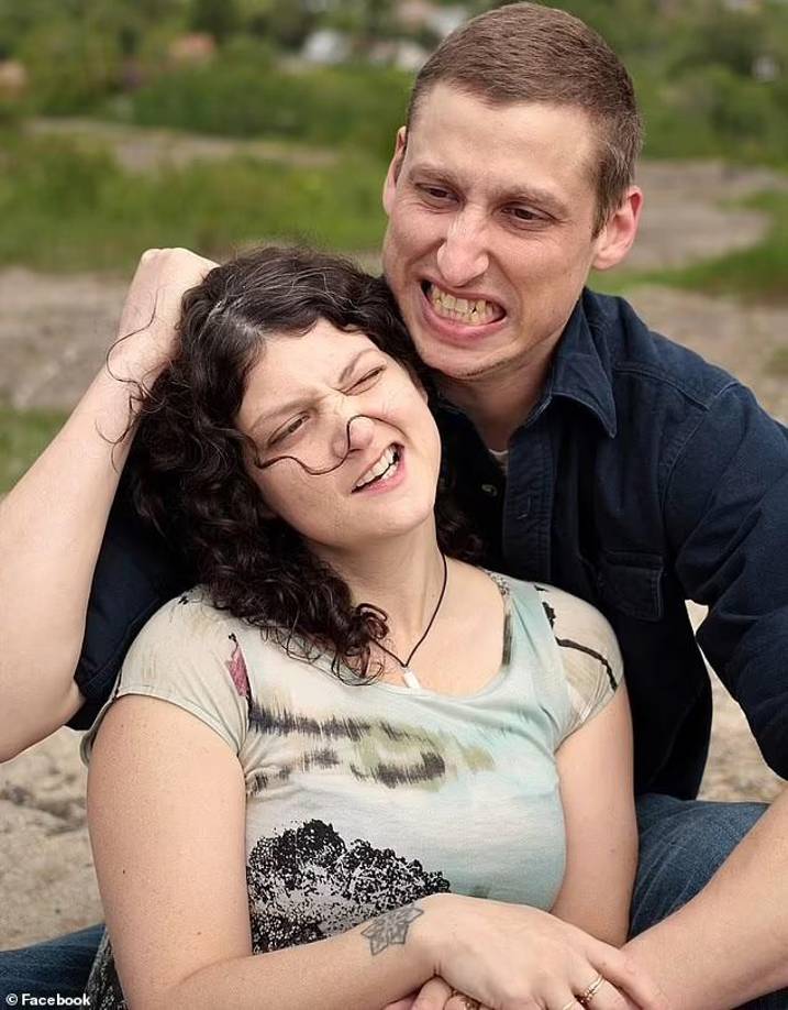 Horas después los oficiales fueron alertados de un segundo ataque en la residencia de Nephew, donde hallaron los cuerpos del atacante, su esposa e hijo menor.