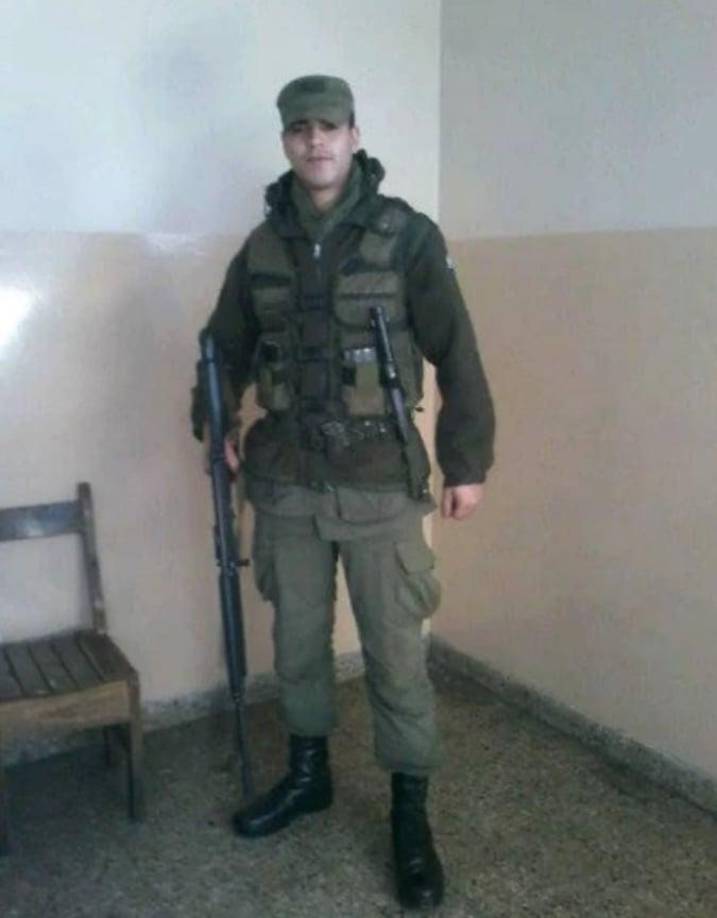 Oriundo de San Pedro, Agustín tiene 32 año y sus amigos lo llaman Rulo. Formó parte del Regimiento de Granaderos a Caballo General San Martín y hasta cumplió funciones en la Casa Rosada.