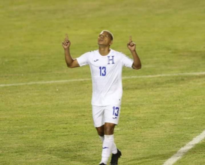 Bryan Moya salió a celebrar el tercer gol de Honduras.