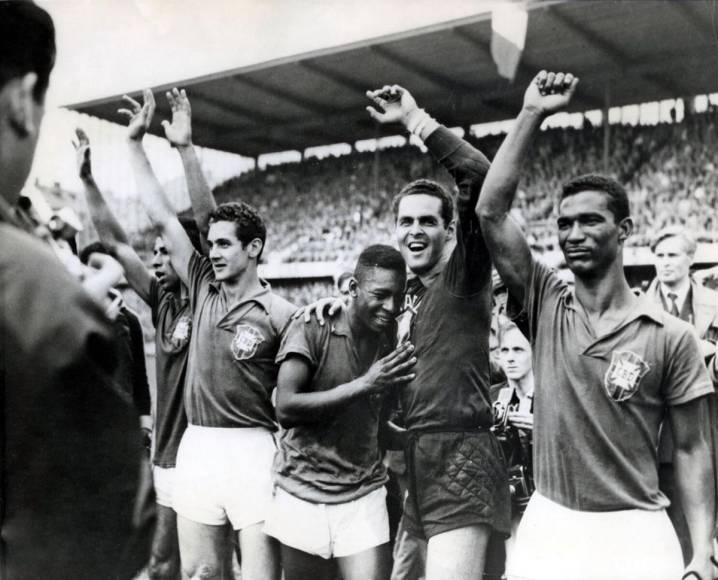 Pelé llorando en el hombro del portero Gilmar tras ganar el Mundial de Suecia 1958. Una icónica imagen en la vida del mito.