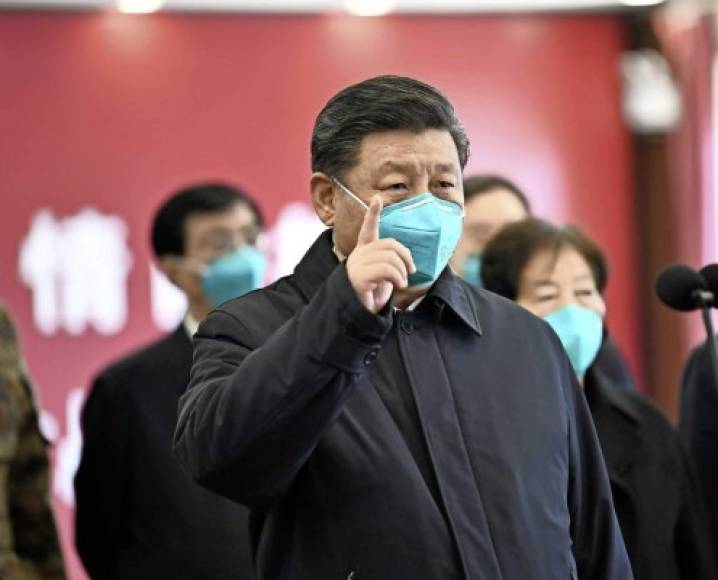 Además, afirma que la información sobre los portadores asintomáticos de la enfermedad fue “mantenida en silencio” por el estado chino liderado por Xi Jinping.