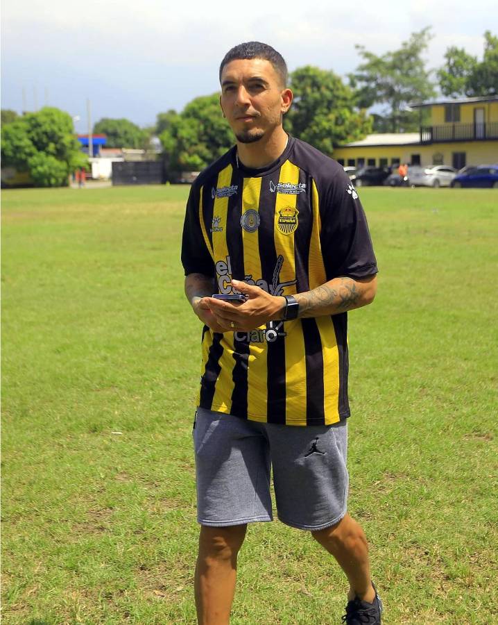 Óscar Raí Villa ya luce la camiseta del Real España.