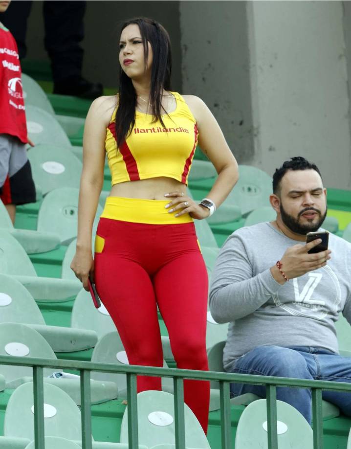 Bellas edecanes estuvieron sobre la grama del estadio Yankel Rosenthal.