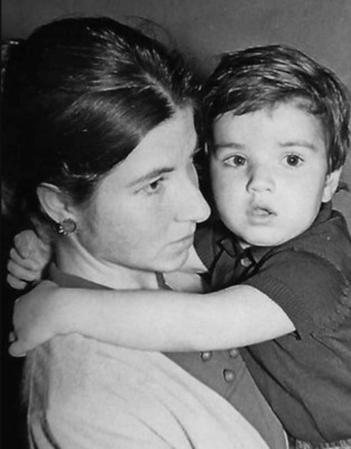 'De la noche a la mañana pasé de ser hijo a ser madre porque mi padre trabajaba (de bancario)', relató Donés en su reciente biografía, '50 palos… y sigo soñando', donde también contó que fue su progénitora quien le regaló su primera guitarra eléctrica y le inculcó la pasión por la música.