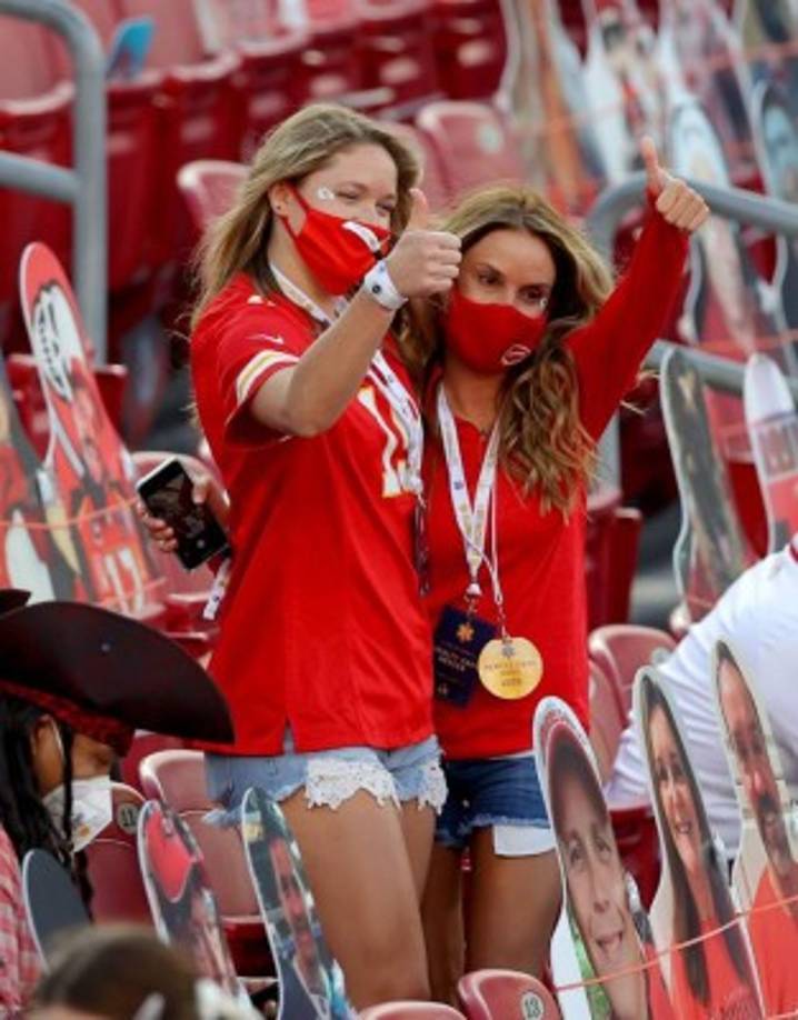 Estas dos chicas fueron captadas previo al inicio del Super Bowl 2021