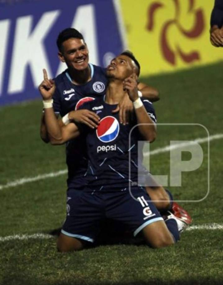 Marco Tulio Vega marcó el segundo gol motagüense y fue felicitado por Moreira.