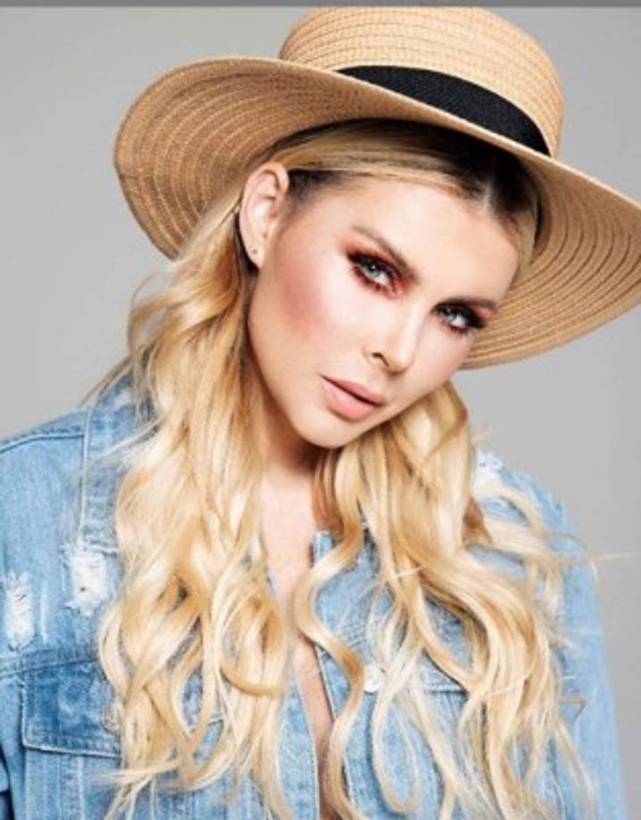 La bella colombiana sigue modelando y es muy activa en las redes sociales.