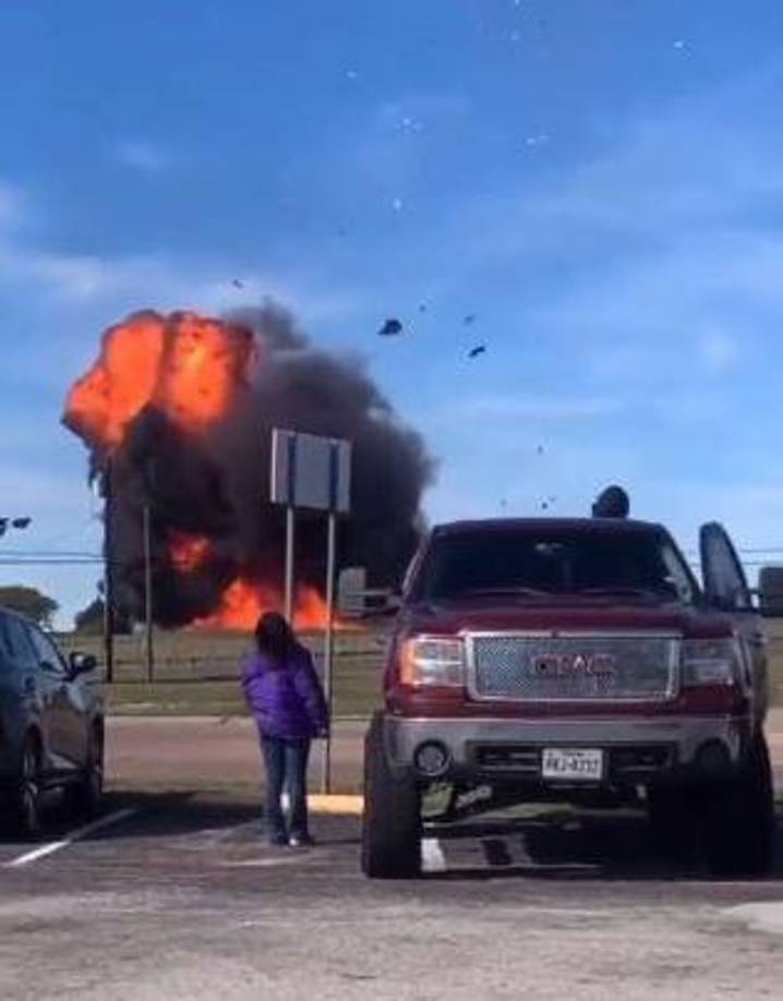 Después de la colisión, los aviones parecieron romperse en varios pedazos grandes antes de chocar contra el suelo y explotar en una bola de fuego, creando una enorme columna de humo negro.