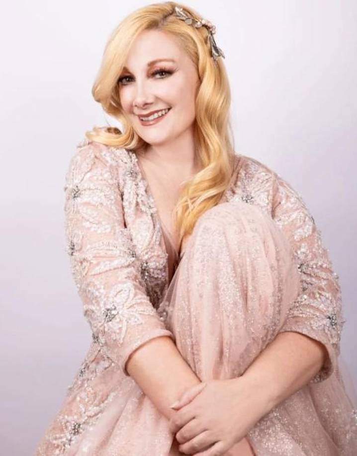 “Casi perfecto” es interpretada por Canción de Ana Cirré, una cantautora española radicada en México. Este éxito fue lanzado en 1997.