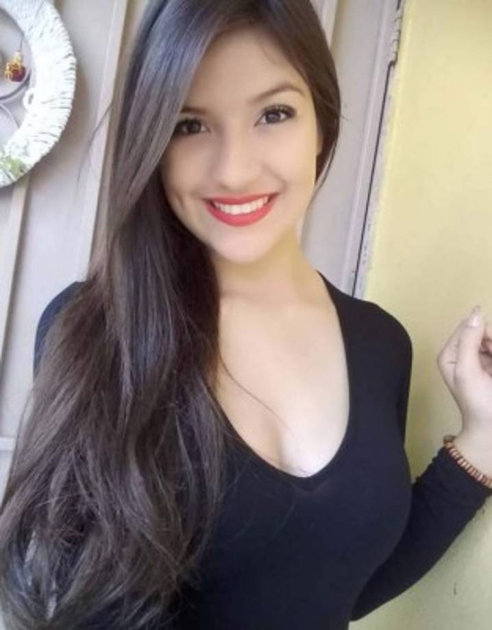 La encantadora chica se desempeña como modelo.