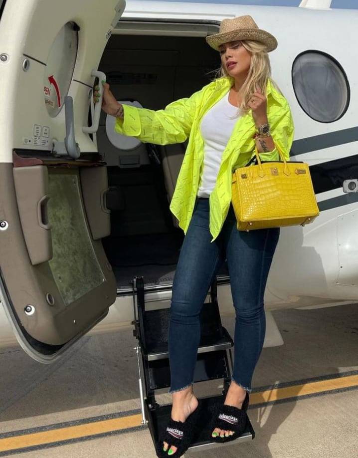 “Wanda lo invitó a una fiesta privada en Presidente Bar, que es donde Zaira le organizó la fiesta de cumpleaños sorpresa. Ahí estaba el granadero de guardia. Cuando la fiesta terminó, un grupo (entre los que estaba Agustín, fue a seguir la reunión en el departamento de Wanda”, detallaron en la prensa de Argentina.