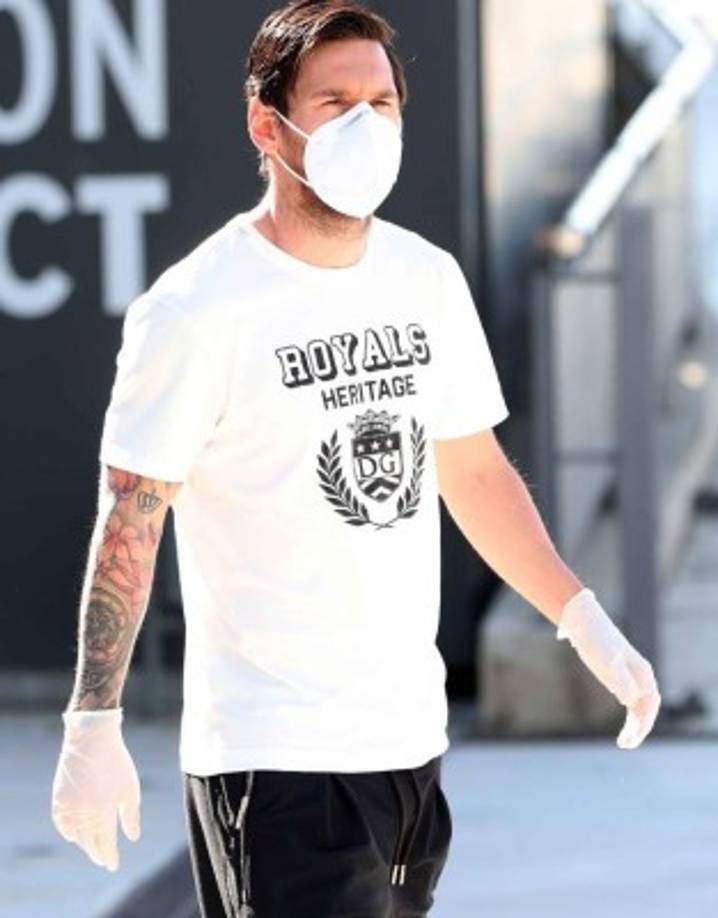 Con tapaboca y guantes, Lionel Messi volvió a la actividad en Barcelona y se sometió al test de coronavirus.<br/>