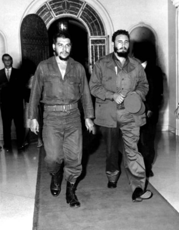 Esta foto de archivo tomada el 31 de diciembre 1962. Ernesto Che Guevara con el líder cubano Fidel Castro en el famoso restaurante '1830' de La Habana. AFP
