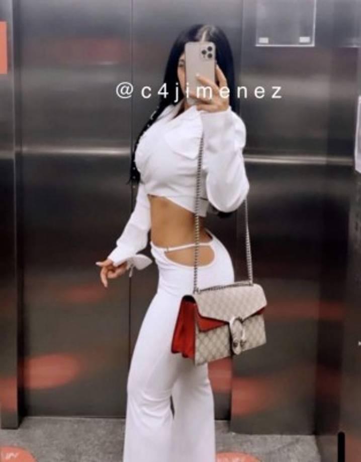 Ambos amagaban a una mujer con un arma punzocortante, le quitaron su dinero y subieron a un automóvil blanco con placas de circulación del Estado de Morelos y arrancaron, informaron los policías que atestiguaron los hechos.