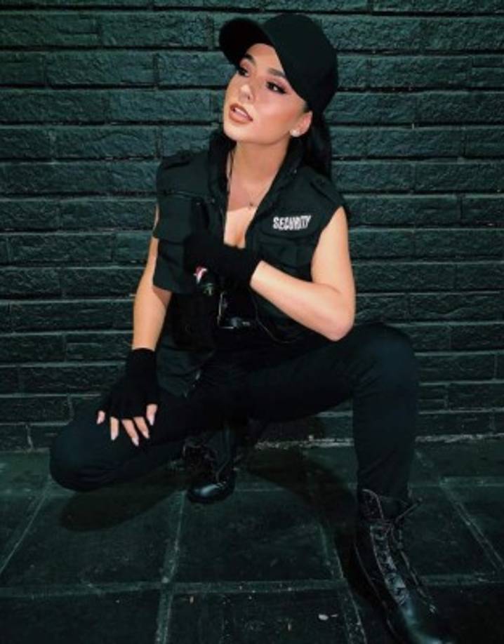La reguetonera Becky G se vistió como una agente de seguridad.