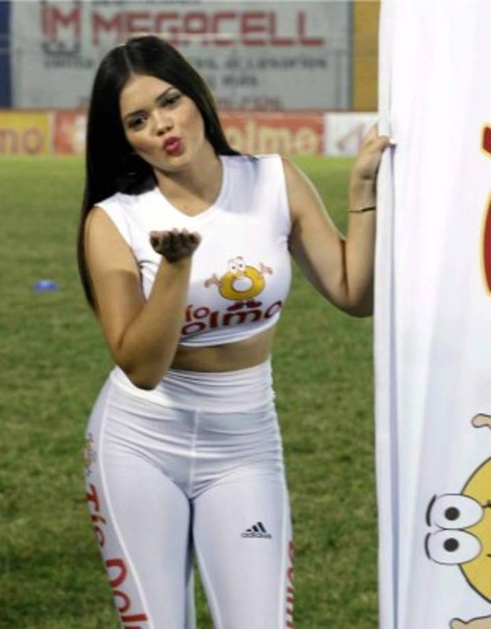 Un beso para el lenta de Grupo Opsa de esta guapa edecán.