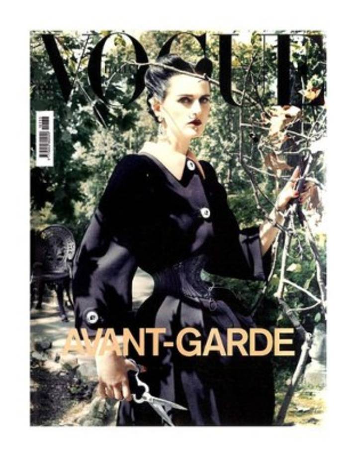 Agosto, 2010. La modelo, Kristen McMenamy, está vestida de negro y posa sobre las rocas como una criatura de mar muerta. La inspiración para esta portada de Vogue Italia se inspiró en el derrame de petróleo en el golfo y levantó voces de lectores que se preguntaron si la revista había cruzado la delgada línea entre lo evocativo y lo insensible.